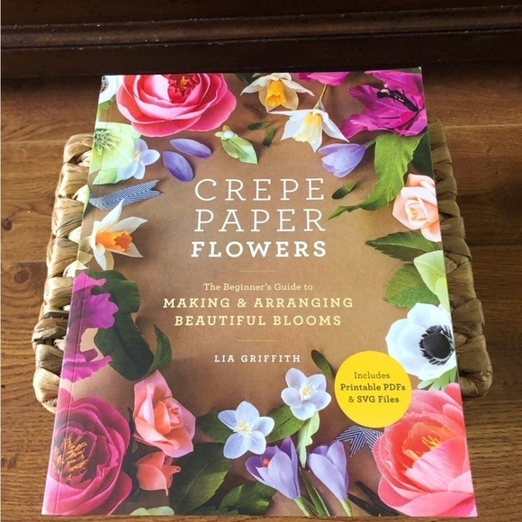 Crepe Paper Flowers Making & arranging beautiful blooms paperback book - Picture 1 of 10